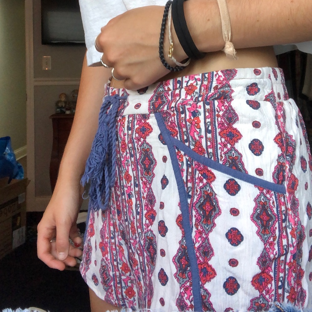 Patterned Flowy Shorts - Picture 2 of 10